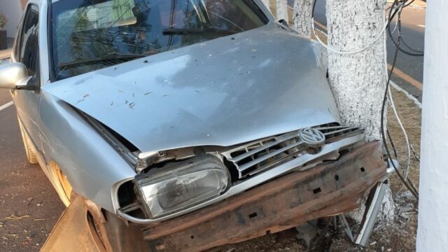 Carro fica destruído após motorista bater em árvore, em Catalão