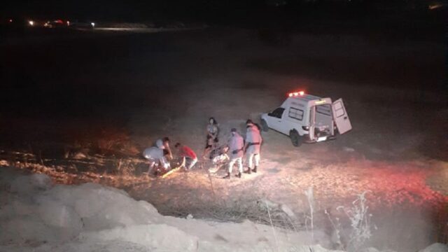 Motorista capota veículo em Três Ranchos e foge deixando duas vítimas