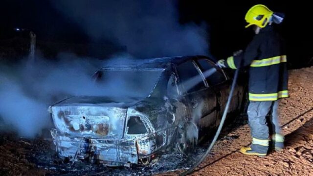 Bombeiros combatem incêndio em carro abandonado na zona rural de Catalão