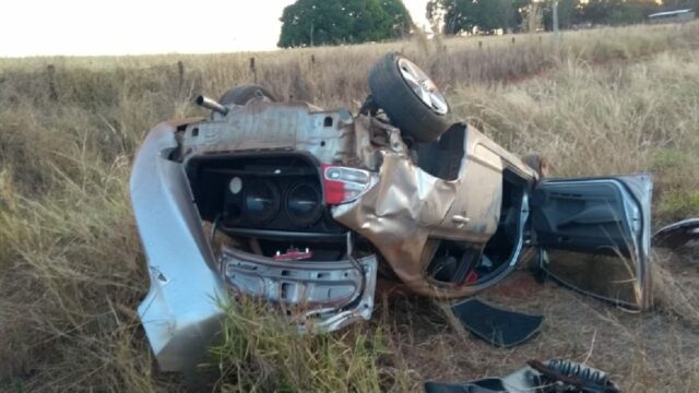 Passageiro fica ferido após carro capotar na GO-210 em Goiandira