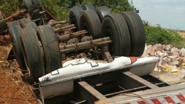 Em Ipameri, caminhão tomba na GO 020, parte da carga é saqueada e motorista é preso por embriaguez