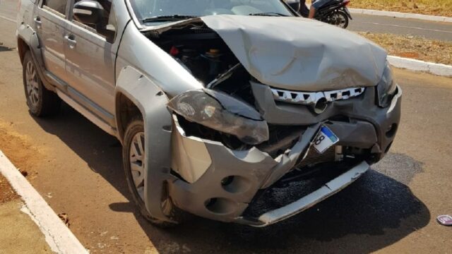 Colisão entre dois carros deixa mulher ferida em cruzamento, em Ouvidor