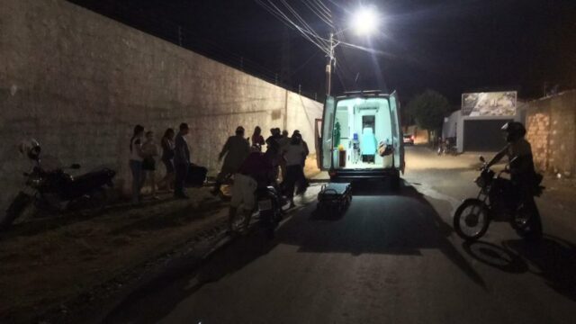 Motociclista fica ferida após bater em cachorro no meio da rua em Catalão
