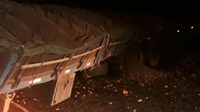 Carreta tomba na ponte sobre o Rio São Marcos na GO-210, em Davinópolis
