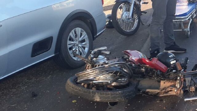 Moto fica destruída durante colisão traseira na BR 050, em Catalão