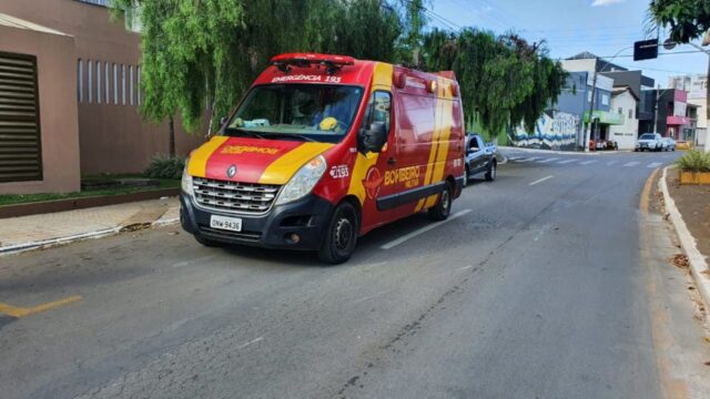 Colisão entre carro e moto em cruzamento deixa motociclista ferido, em Catalão