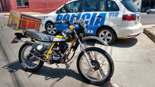 Motocicleta roubada é encontrada abandonada no Bairro Primavera, em Catalão