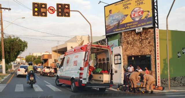 Mulher fica ferida após ser atingida por veículo em cruzamento, em Catalão