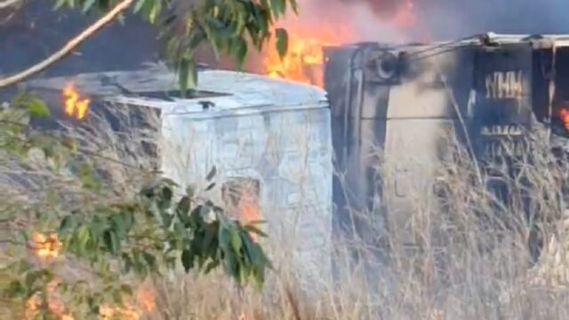 Caminhão carregado de milho explode na GO-309 entre Pires do Rio e Caldas Novas