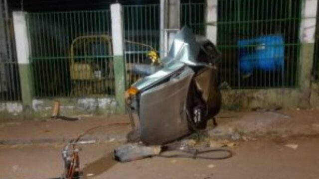 Carro capota na BR-050, cai em rua paralela e ‘abraça’ poste, em Uberlândia