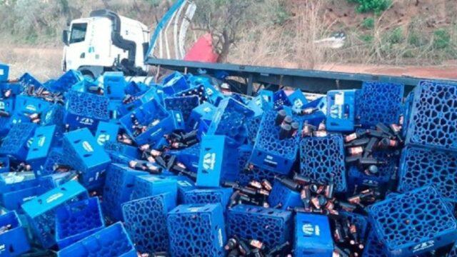 Motorista fica ferido após tombar caminhão com carga de cerveja na BR-365