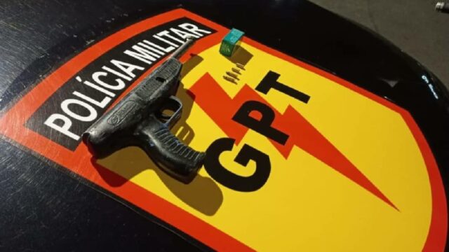 Em Catalão, dois suspeitos são presos com arma de fogo após realizar manobras perigosas em moto