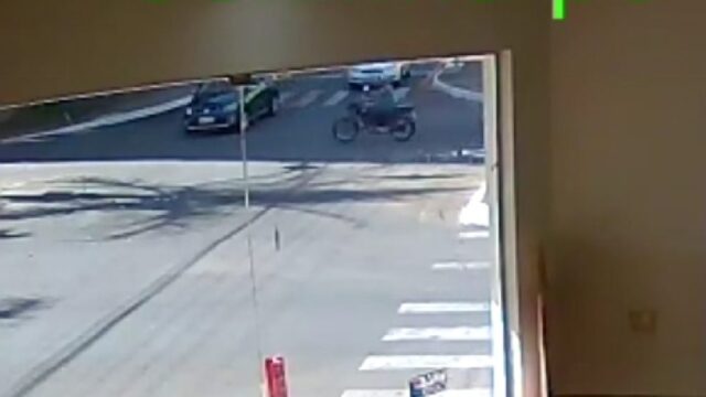 Câmera de segurança flagra acidente entre carro e moto no Centro, em Catalão