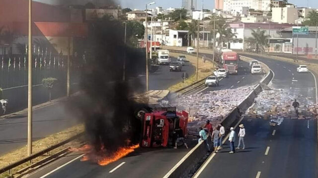BR-365 fica interditada após carreta tombar e pegar fogo, em Uberlândia