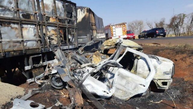 Carro explode e motorista morre carbonizada após colisão com britrem, em Goiás