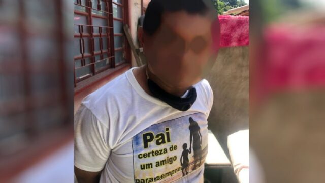 Ao ser preso, suspeito de estuprar os filhos usava camiseta com a mensagem: ‘Pai, certeza de um amigo para sempre’