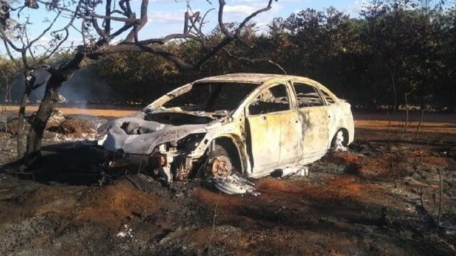 Carro sai da pista, bate em árvore e causa incêndio às margens da MG-223 em Araguari