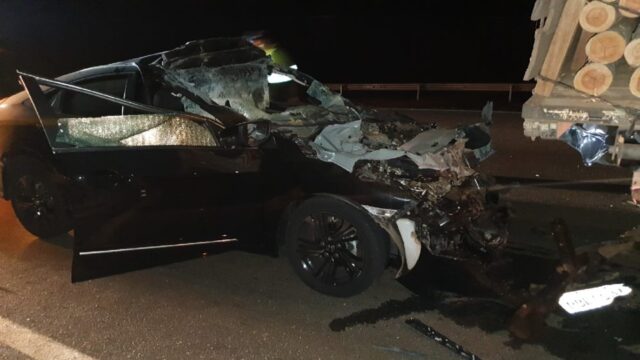 Motorista morre após carro colidir na traseira de caminhão na BR 050, em Catalão