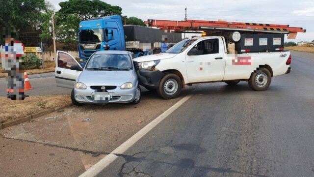 Motorista fica ferido durante colisão entre caminhonete e carro no trevo do Bairro Pontal Norte, em Catalão