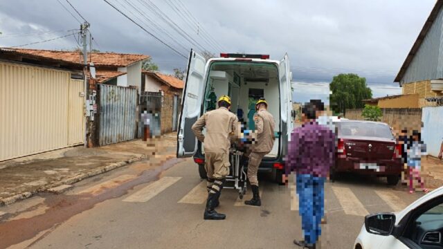 Mulher desvia de cachorro e sofre queda de moto em Catalão
