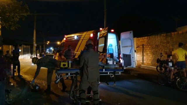 Mulher desvia de cachorro e sofre queda de moto em Catalão