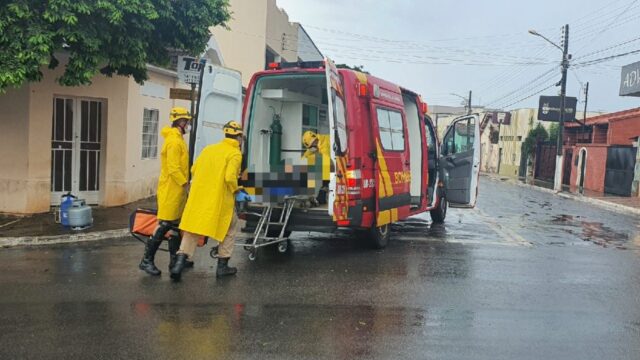 Motociclista fica ferido após colisão com carro em cruzamento em Catalão