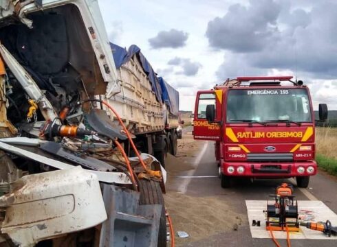Grave acidente entre duas carretas deixa uma vítima fatal em Cristalina