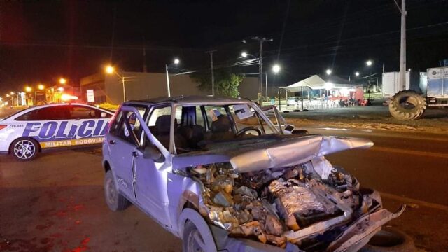 Motorista morre após veículo colidir na traseira de caminhão, em Caldas Novas