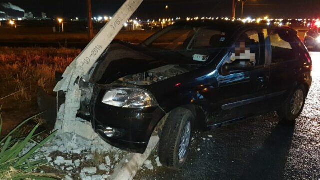 Carro colide em poste e motorista fica ferido, em Catalão
