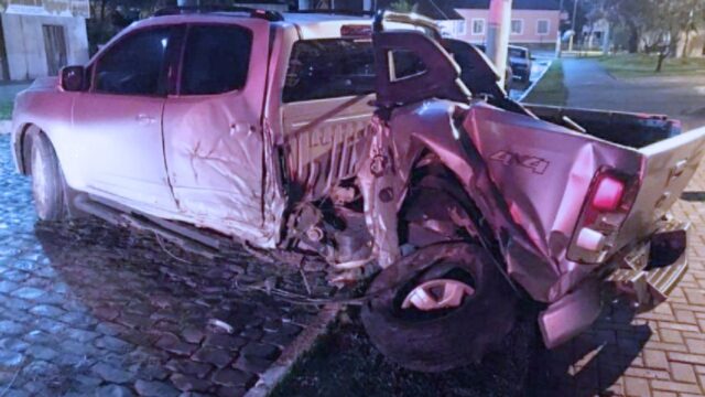 Passageira de caminhonete fica ferida durante acidente no Centro de Ipameri