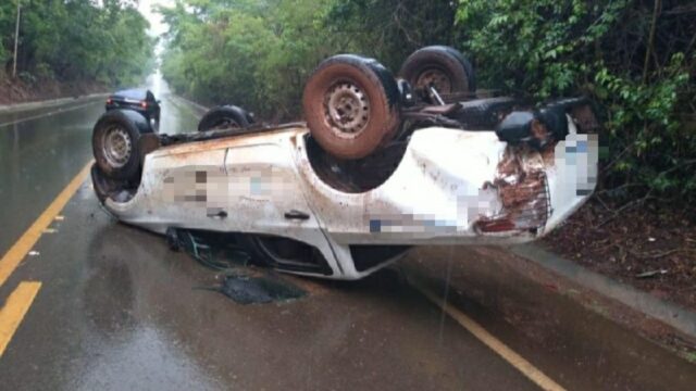 Caminhonete da Prefeitura de Pires do Rio capota após derrapar em pista molhada na GO-020 em Palmelo(GO)