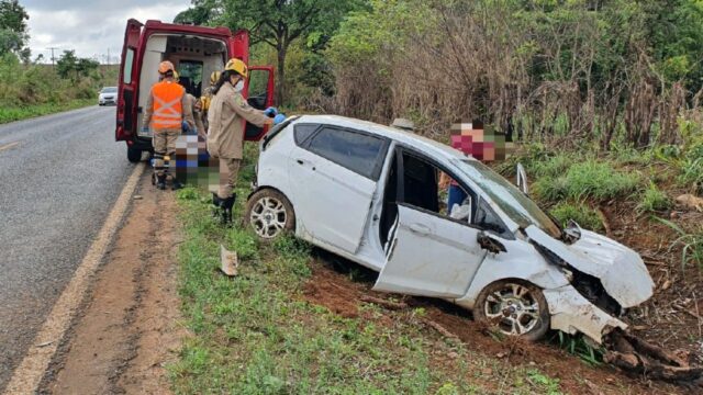 Idoso de 74 anos fica ferido após carro capotar na GO-330, em Catalão