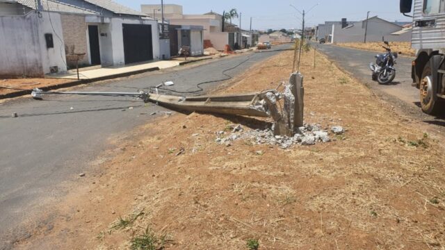 Rompimento de cabo e queda de postes afeta fornecimento de energia em bairros de Catalão