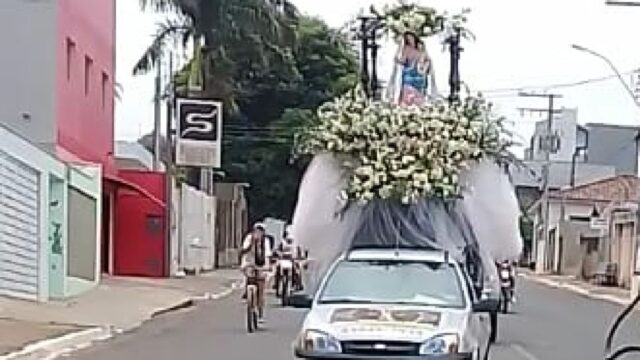 Em Catalão, carreata substitui apresentações de ternos pelas ruas em louvor a Nossa Senhora do Rosário