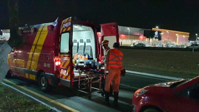 Motociclista fica ferido ao colidir na traseira de carro, em Catalão