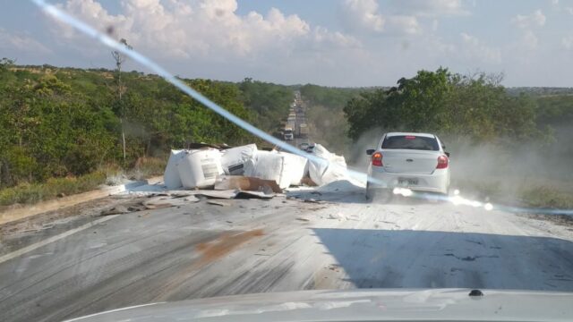Acidente entre duas carreta interdita parte da pista na GO-330, em Catalão