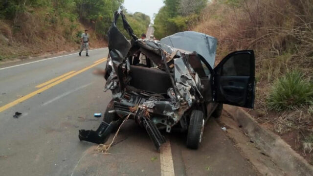 Motorista de 30 anos morre após ser arremessado de carro durante capotamento na GO-330, em Ipameri