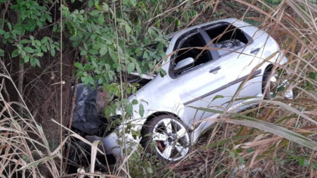 Quatro pessoas ficam feridas após carro bater em árvore, em Monte Carmelo