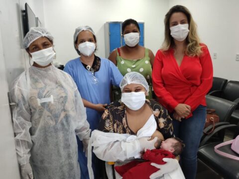 Paciente do Distrito de Pires Belo internada no Hugo tem reencontro emocionante com filha recém-nascida