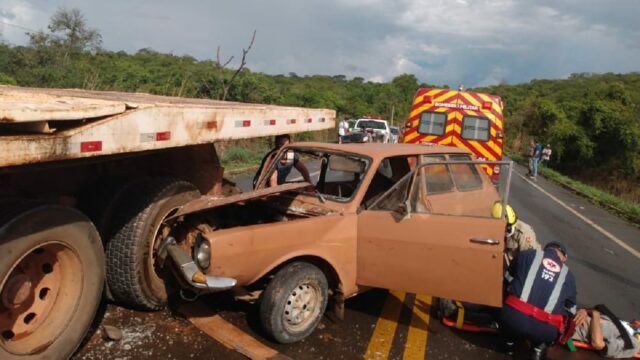 Idoso de 76 anos fica ferido ao colidir veículo na traseira de caminhão na GO 330 em Ipameri