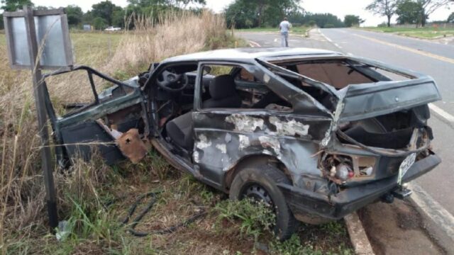 Colisão entre carro e caminhão deixa três feridos na GO-330, em Ipameri