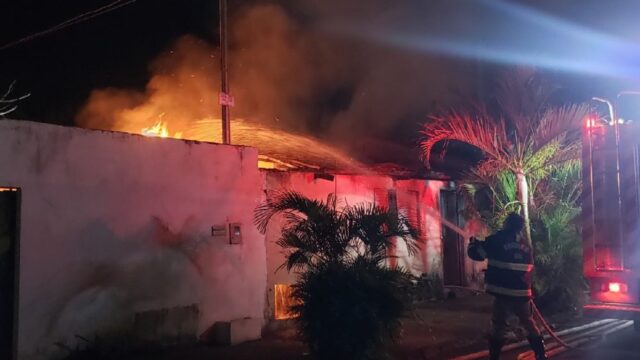 Bombeiros combatem incêndio em residência no Jardim Primavera, em Catalão