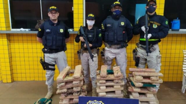 PRF apreende 120 kg de maconha escondidos em assoalho, em Jataí