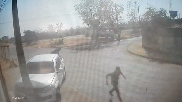 Trio rouba caminhonete e bate veículo com vítima amarrada na carroceria