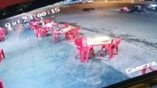 Câmeras registram grave acidente entre moto e caminhonete em Catalão