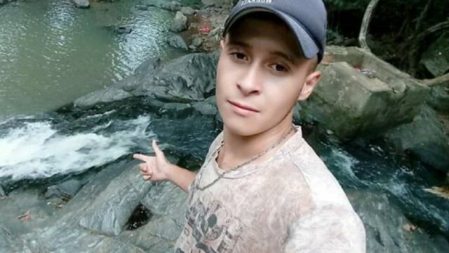 Jovem conversou com o pai pouco antes de morrer por causa de facada dada pela mãe, diz polícia