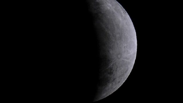 Nasa anuncia descoberta de água em estado líquido na Lua