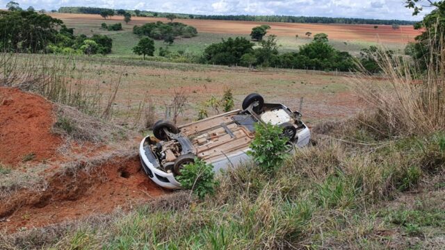 Carro capota na GO-330 em Catalão e cinco ocupantes saem ilesos