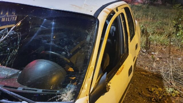 Homem é espancando e tem carro apedrejado por grupo de pessoas em Catalão