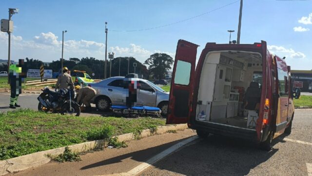 Acidente entre carro e moto no trevo do Posto JK deixa ferido